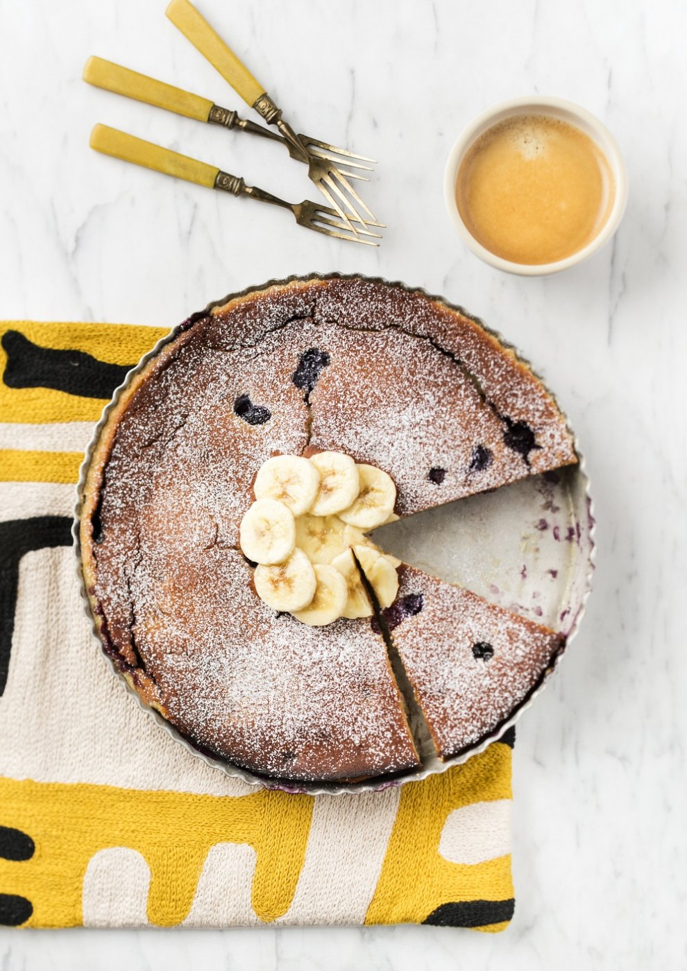 Clafoutis banane au lait de coco et aux myrtilles - LE GRAND PASTIS