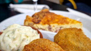 Rissoles de poisson rissoles servies chez le traiteur Comme à la maison à MArseille