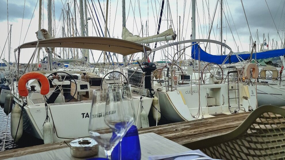 la terrasse du resto du Cercle de l'aviron de Marseille à l'Estaque