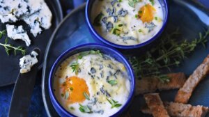 Vite fait, bien fait, les œufs cocotte au bleu des Causses