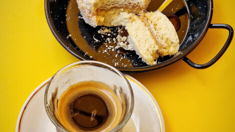 Le café et son dessert servis chez el Barrio Marsella, à Marseille