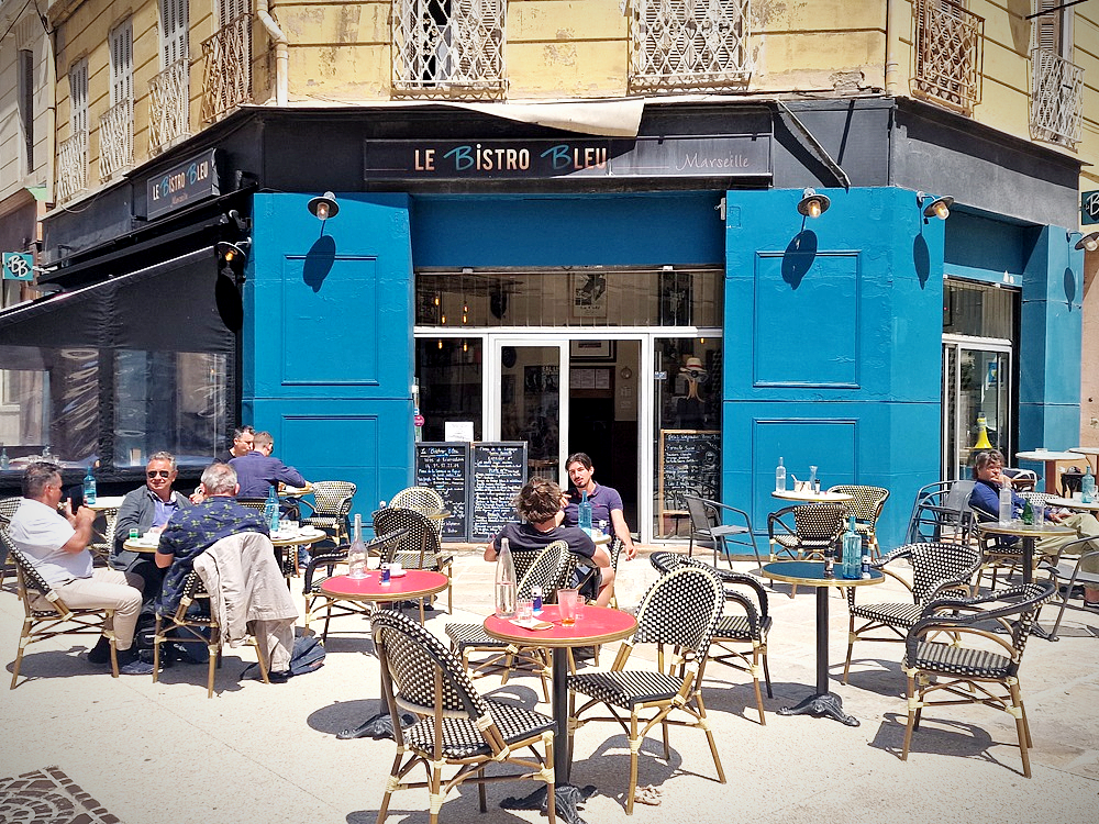 Le Bistro bleu, sa façade et sa terrasse à Marseille