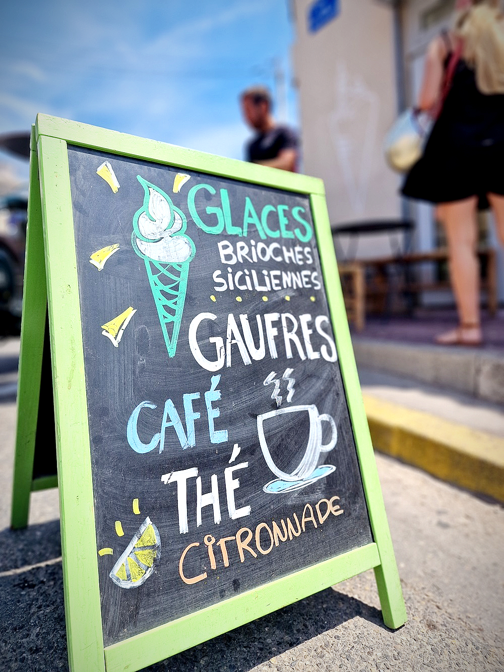 Aux Goudes quand tu reviens cramé de la mer, la pause s'impose à la Gelateria des Goudes. Glace, affogato, brioche sicilienne, tu choisis !