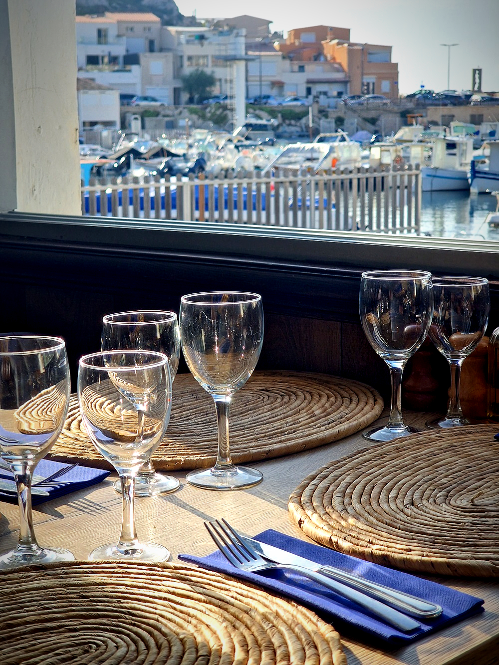 la table est dressée au Grand bar des Goudes