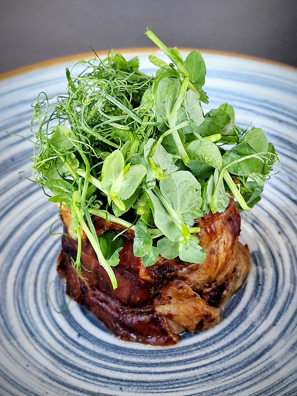 Un agneau façon méchoui à la Table de Fossoul, le restaurant d'été du théâtre de la Criée à Marseille