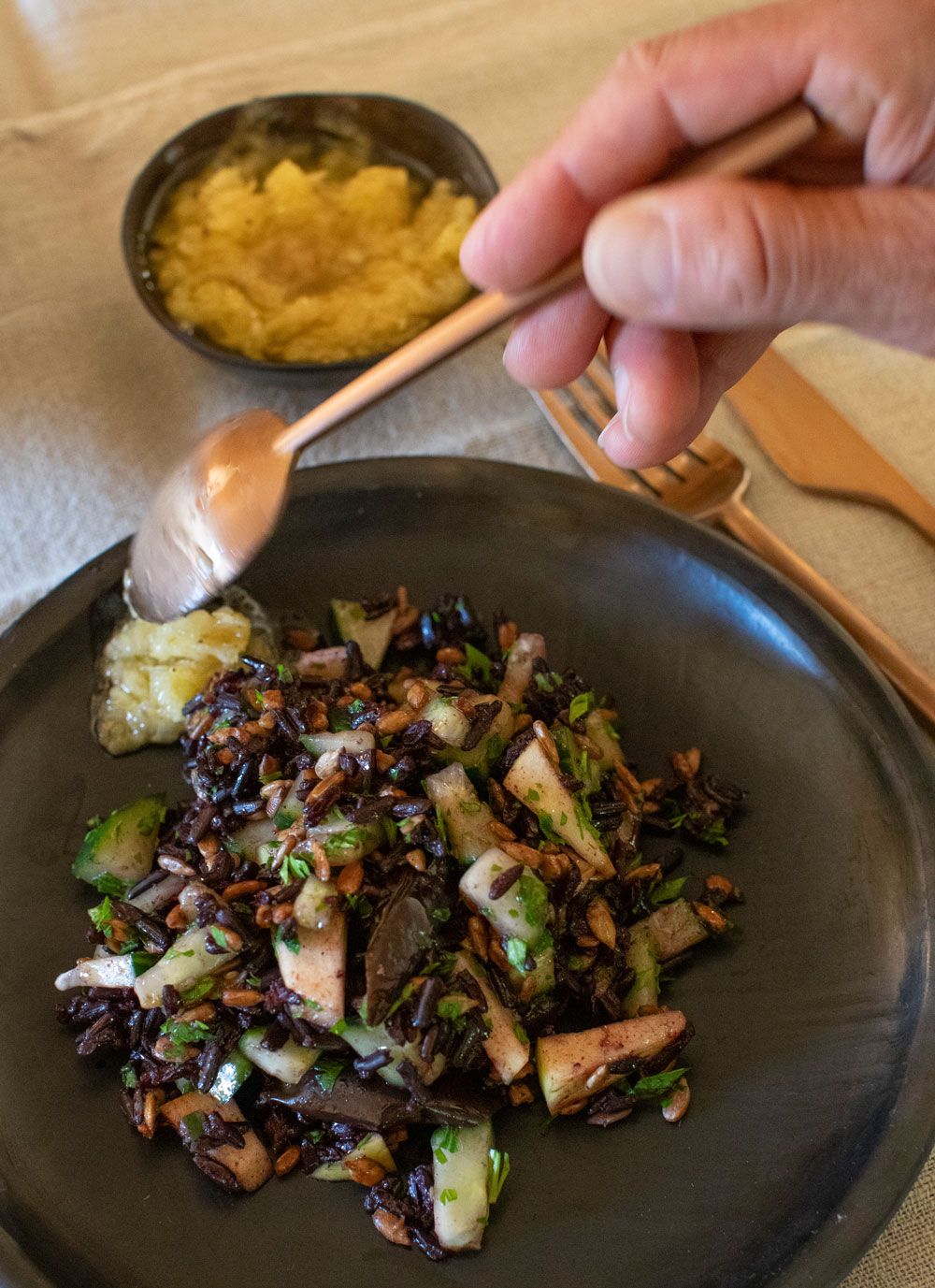 Salade de riz noir aux pommes des Alpes de Haute-Durance, vinaigrette à la pomme