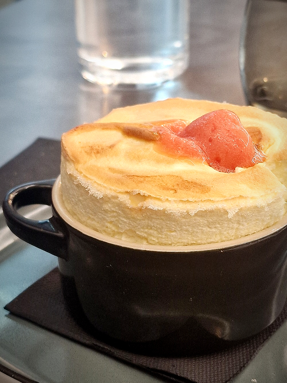 Un soufflé grand-marnier et sorbet orange sanguine. Un dessert de la Villa Salone à Saon de Provence