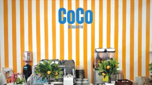 Le comptoir de la brasserie Coco sur le parvis de l'opéra de Marseille