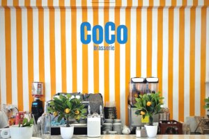 Le comptoir de la brasserie Coco sur le parvis de l'opéra de Marseille