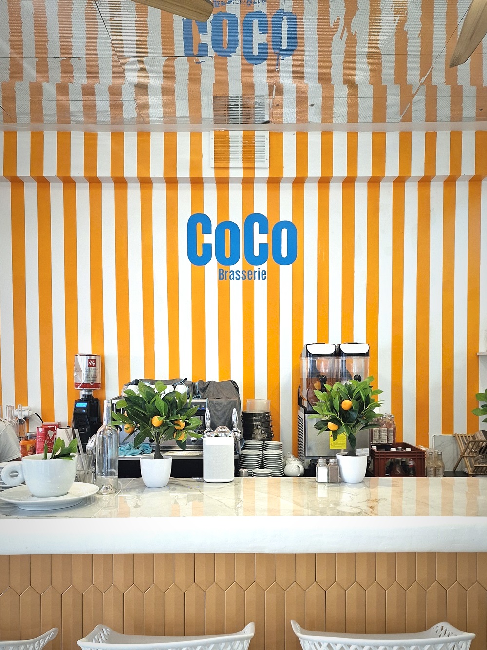 Le comptoir de la brasserie Coco sur le parvis de l'opéra de Marseille