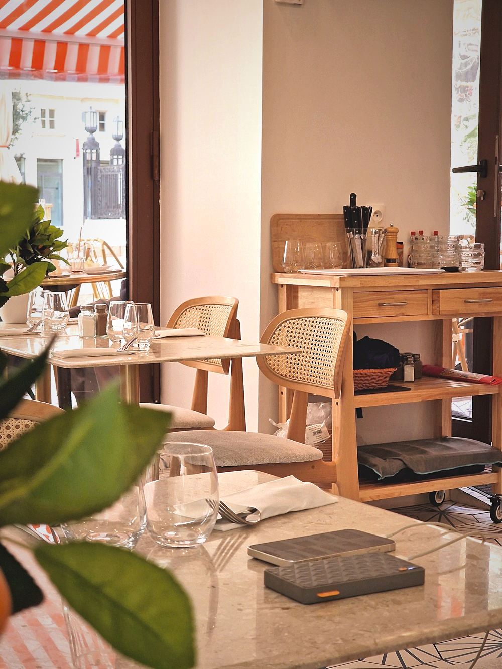 Ambiance dans la brasserie Coco sur le parvis de l'opéra de Marseille