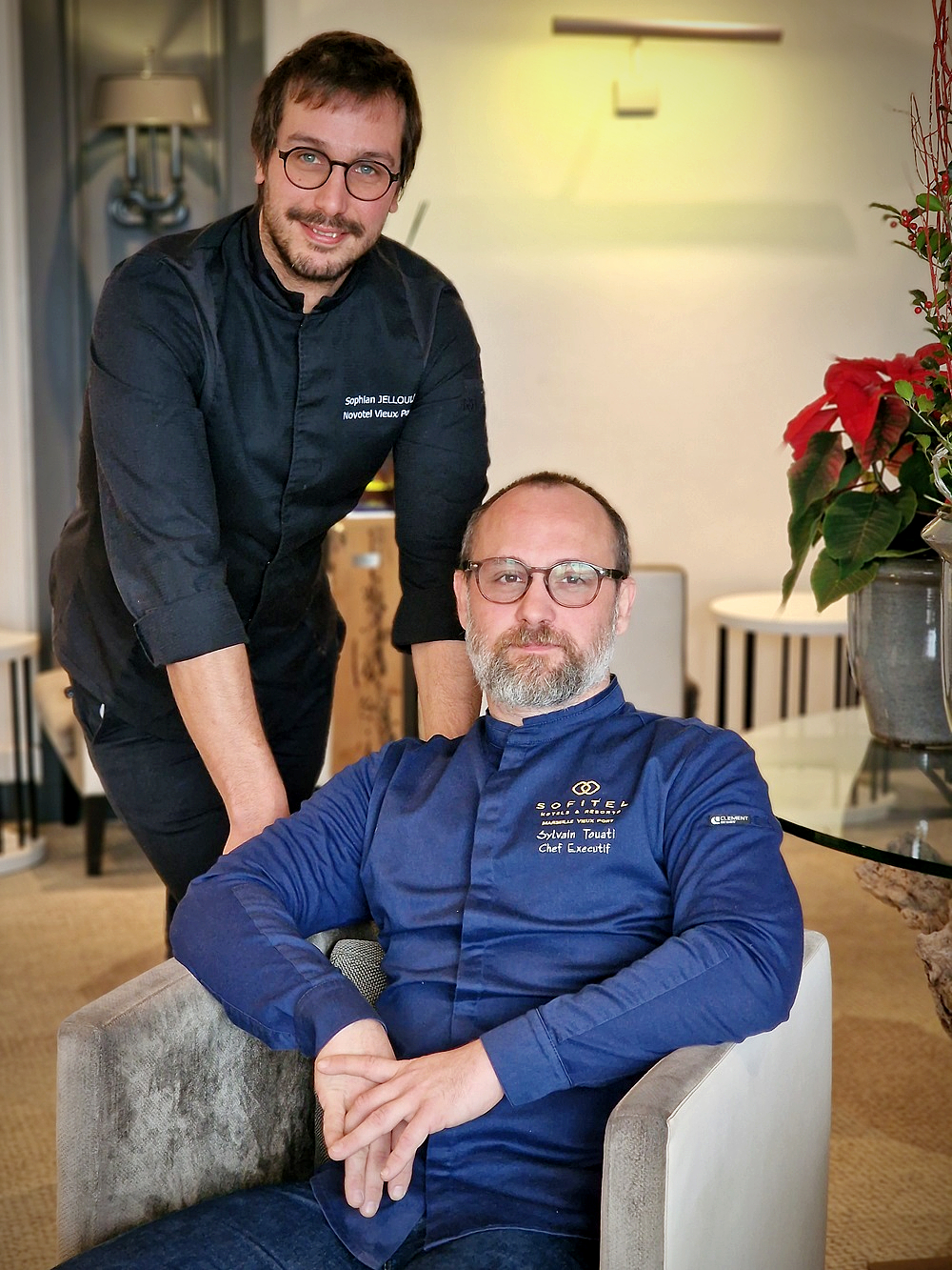 Sophian Jellouli debout et Sylvain Touati, assis préparent les fêtes chez Novotel et Sofitel