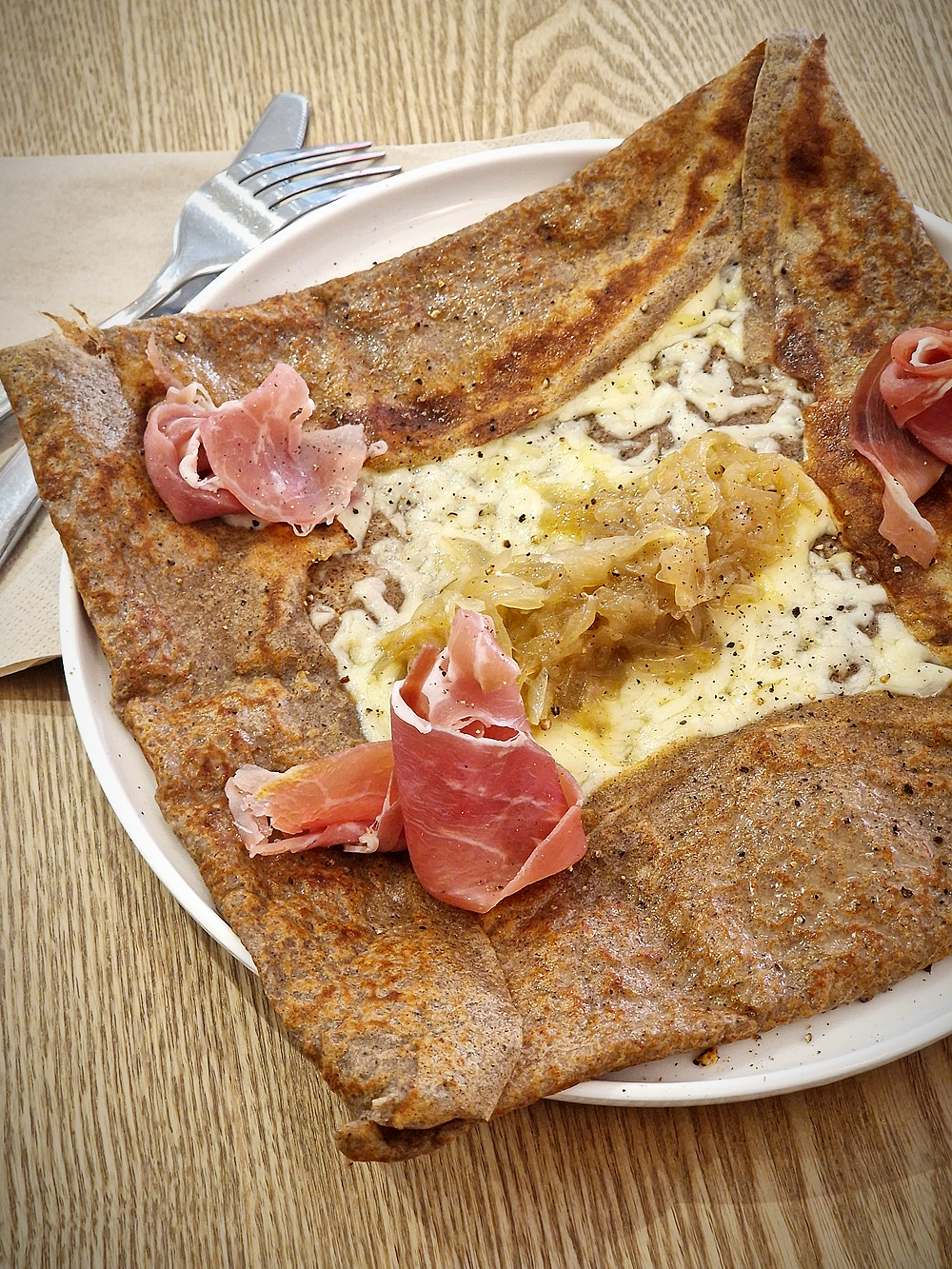 Krisbikaju, et sa galette jambon-fromage à raclette